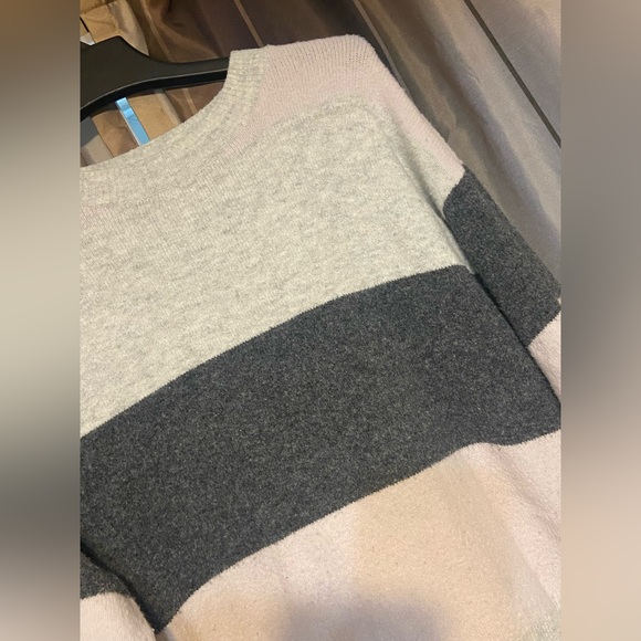 H&M Sweater - Picture 3 of 4